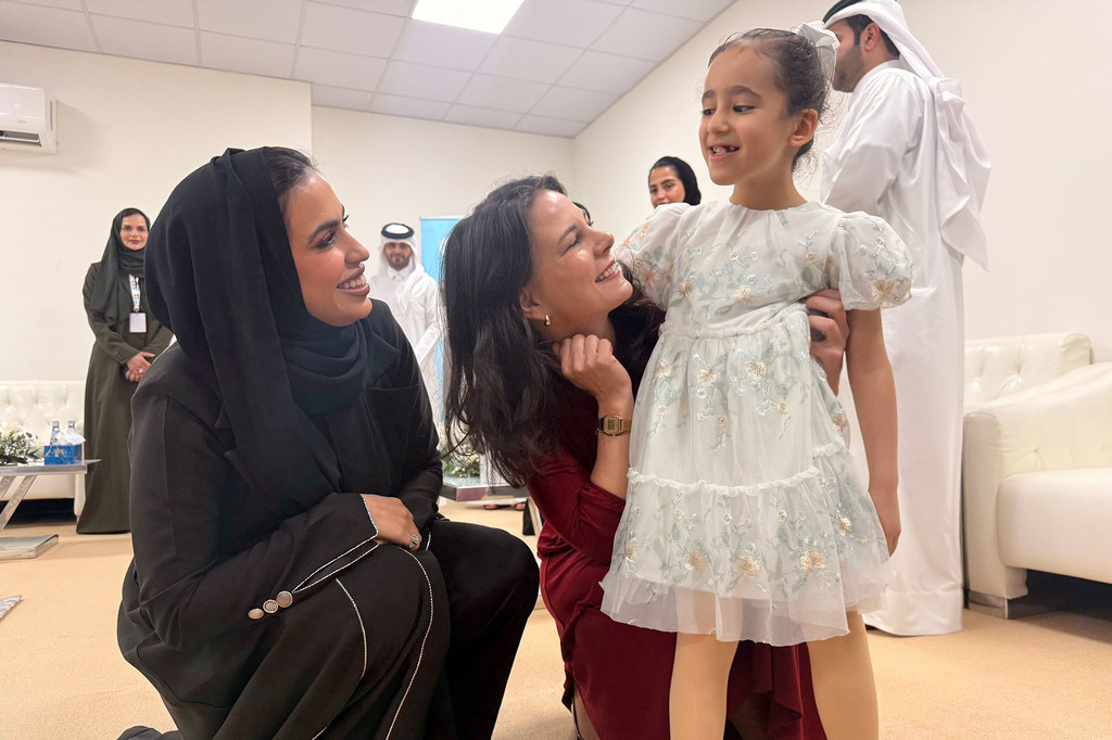 رئيسة الجمعية العامة للأمم المتحدة أنالينا بيربوك (وسط الصورة) تتحدث إلى فتاة صغيرة في مجمع الثمامة في الدوحة..